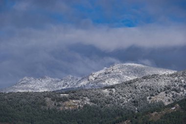 ...İspanya 'da Madrid yakınlarındaki Sierra de Guadarrama dağ sırasının manzarası.