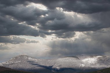 ...İspanya 'da Madrid yakınlarındaki Sierra de Guadarrama dağ sırasının manzarası.