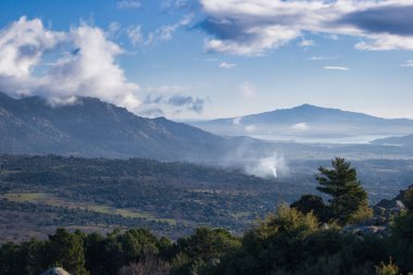 ...İspanya 'da Madrid yakınlarındaki Sierra de Guadarrama dağ sırasının manzarası.