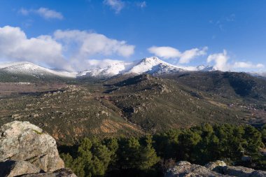 ...İspanya 'da Madrid yakınlarındaki Sierra de Guadarrama dağ sırasının manzarası.