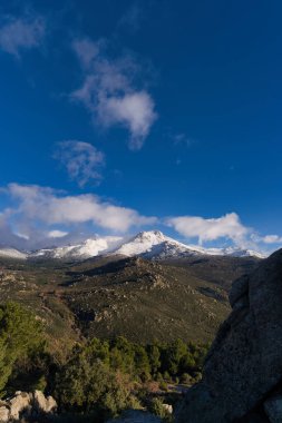 ...İspanya 'da Madrid yakınlarındaki Sierra de Guadarrama dağ sırasının manzarası.