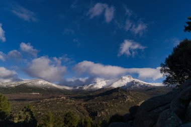 ...İspanya 'da Madrid yakınlarındaki Sierra de Guadarrama dağ sırasının manzarası.