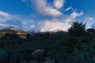 ...İspanya 'da Madrid yakınlarındaki Sierra de Guadarrama dağ sırasının manzarası.