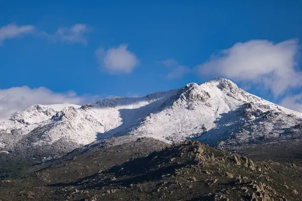 ...İspanya 'da Madrid yakınlarındaki Sierra de Guadarrama dağ sırasının manzarası.