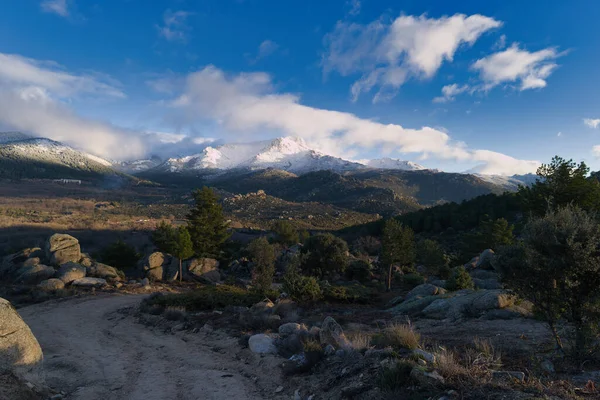 ...İspanya 'da Madrid yakınlarındaki Sierra de Guadarrama dağ sırasının manzarası.