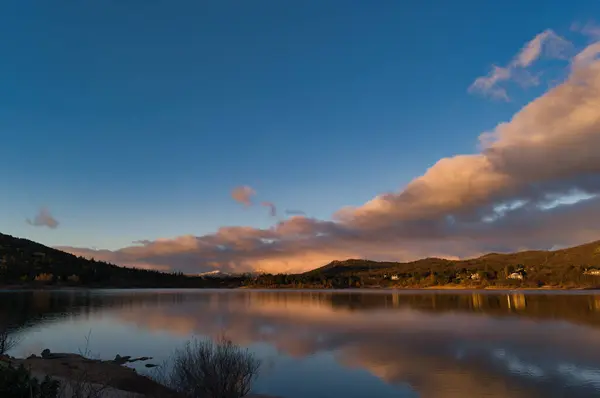 stock image View of the Sierra de Guadarrama mountain range near Madrid in Spain, with a lake in the background, a beautiful landscape