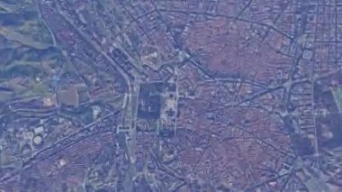 Madrid İspanya 'nın güneşli havalarda gezen turizm manzarası