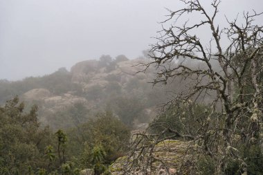 İspanya 'da arka planında bir göl olan manzara Manzanares kasabasının hemen yanında.