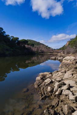 İspanya 'da Madrid yakınlarındaki dağların Pelayos de la Ptesa köyü yakınlarındaki dağ manzarası