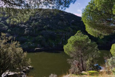 İspanya 'da Madrid yakınlarındaki dağların Pelayos de la Ptesa köyü yakınlarındaki dağ manzarası