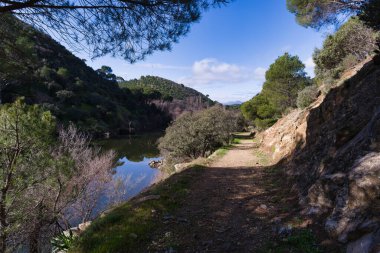 İspanya 'da Madrid yakınlarındaki dağların Pelayos de la Ptesa köyü yakınlarındaki dağ manzarası