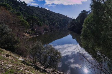 İspanya 'da Madrid yakınlarındaki dağların Pelayos de la Ptesa köyü yakınlarındaki dağ manzarası