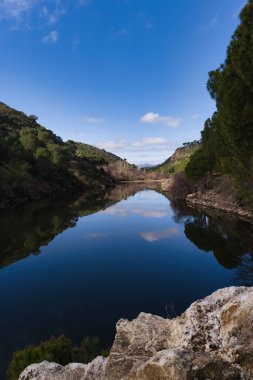 İspanya 'da Madrid yakınlarındaki dağların Pelayos de la Ptesa köyü yakınlarındaki dağ manzarası