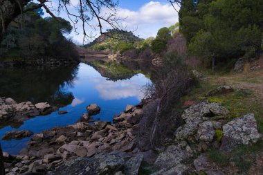 İspanya 'da Madrid yakınlarındaki dağların Pelayos de la Ptesa köyü yakınlarındaki dağ manzarası