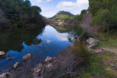 İspanya 'da Madrid yakınlarındaki dağların Pelayos de la Ptesa köyü yakınlarındaki dağ manzarası