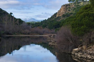 İspanya 'da Madrid yakınlarındaki dağların Pelayos de la Ptesa köyü yakınlarındaki dağ manzarası