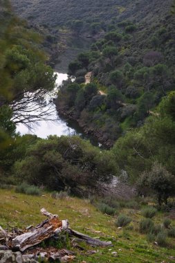 İspanya 'da Madrid yakınlarındaki dağların Pelayos de la Ptesa köyü yakınlarındaki dağ manzarası