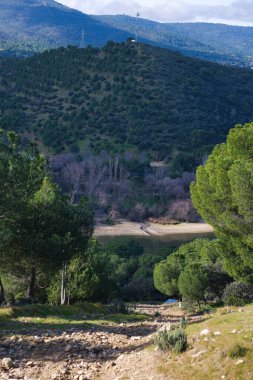 Baharda San Juan 'da, Madrid yakınlarındaki Pelayos de la Presa yakınlarında bir dağ manzarası.