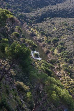 İspanya 'da Madrid yakınlarındaki dağların Pelayos de la Ptesa köyü yakınlarındaki dağ manzarası