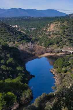 İspanya 'da Madrid yakınlarındaki dağların Pelayos de la Ptesa köyü yakınlarındaki dağ manzarası
