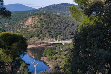 İspanya 'da Madrid yakınlarındaki dağların Pelayos de la Ptesa köyü yakınlarındaki dağ manzarası