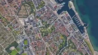 İsveç Helsingborg 'un güneşli hava mimarisi turizminde kentin kuş bakışı görüntüsü