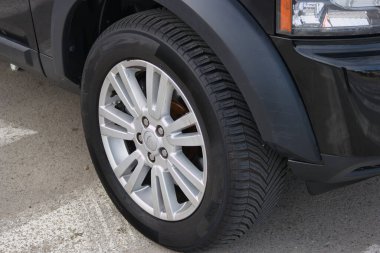 Metal araba kenarı, araç tekerleği, yakın mesafe, otomotiv endüstrisi