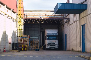 Madrid yakınlarındaki bir fabrikaya kamyon yüklüyorlar.