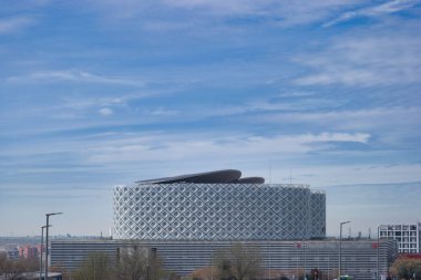 Madrid, İspanya 'nın dış pencere ve duvarlarından modern görünüş inşaatı ve mimarisi