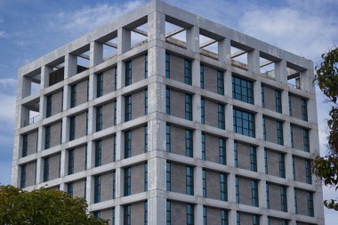 Madrid, İspanya 'nın dış pencere ve duvarlarından modern görünüş inşaatı ve mimarisi