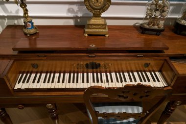 Antik insan kültürüyle ilgili tarihi bir müze eşyası, antik çağlardan kalma yararlı bir eşya.