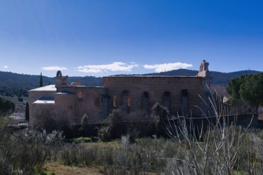 Pelayos de la Presa 'daki manastırın yanındaki kilisenin kalıntıları.