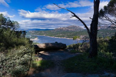 Madrid yakınlarındaki San Juan rezervuarındaki dağ manzarası