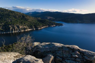Madrid yakınlarındaki San Juan rezervuarındaki dağ manzarası