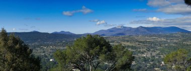 İspanya 'nın yakınlarındaki dağ manzarası. Kış sonu yürüyüşü.