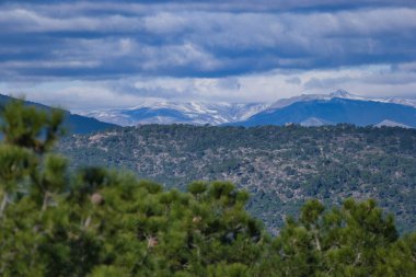 İspanya 'nın yakınlarındaki dağ manzarası. Kış sonu yürüyüşü.