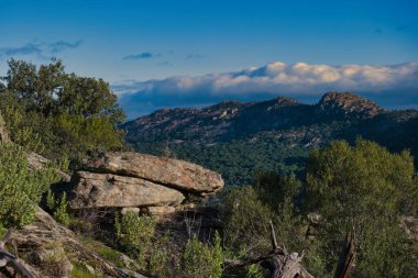 İspanya 'nın yakınlarındaki dağ manzarası. Kış sonu yürüyüşü.