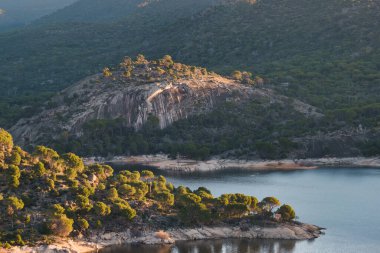 Madrid yakınlarındaki Pelayos de la Presa köyünde Alberche nehri ile birlikte dağ manzarası.