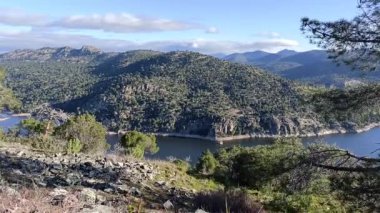 Madrid yakınlarındaki İspanya 'nın merkezinde güneşli bir günde dağ manzarası
