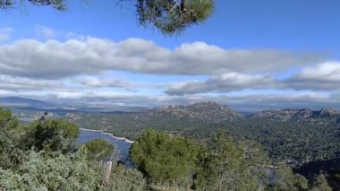 Madrid yakınlarındaki İspanya 'nın merkezinde güneşli bir günde dağ manzarası