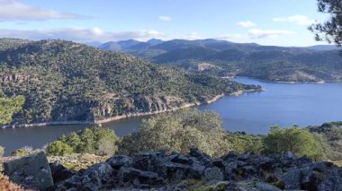 Madrid yakınlarındaki İspanya 'nın merkezinde güneşli bir günde dağ manzarası