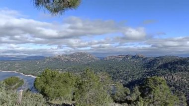 Madrid yakınlarındaki İspanya 'nın merkezinde güneşli bir günde dağ manzarası