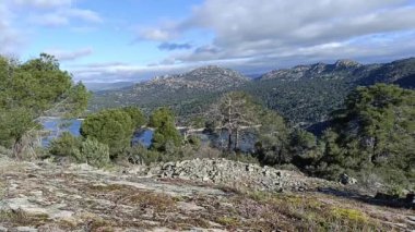 Madrid yakınlarındaki İspanya 'nın merkezinde güneşli bir günde dağ manzarası