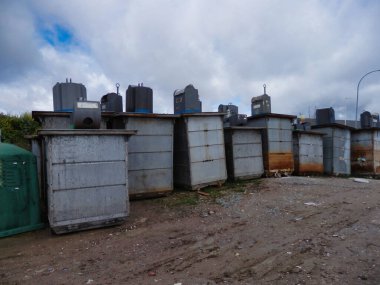 Madrid yakınlarındaki Mostoles şehrinde belediye çöpleri ve çöp konteynırları