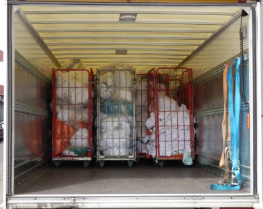 Kirli çamaşırları kamyonla hastaneden topluyorlar.