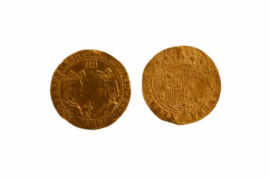 Beyaz zemin üzerinde izole edilmiş eski İspanyol altın sikkesi Ödeme eski araçları