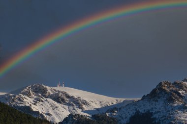 Madrid, İspanya yakınlarındaki Sierra de Guadarrama dağlarında kış manzarası