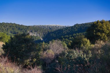 Madrid, İspanya yakınlarındaki Sierra de Guadarrama dağlarında kış manzarası