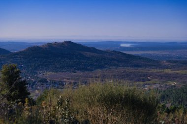 Madrid, İspanya yakınlarındaki Sierra de Guadarrama dağlarında kış manzarası