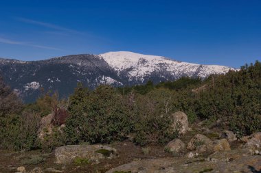 Madrid, İspanya yakınlarındaki Sierra de Guadarrama dağlarında kış manzarası